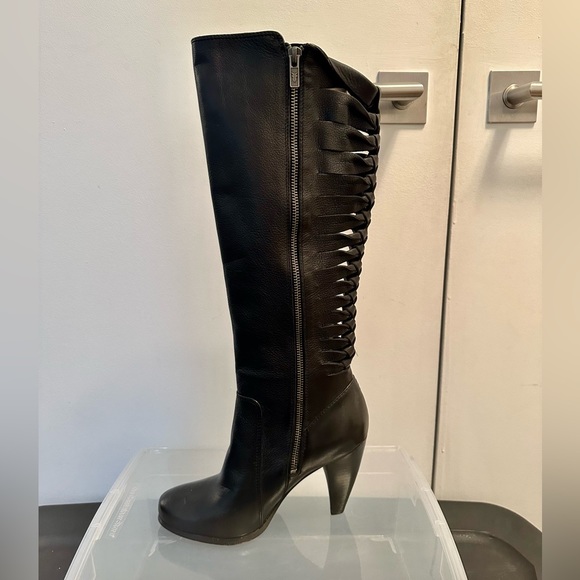 Frye: Mikaela Twisted Tall Mid Cal Black Full Zip Boot | Size 7 - Picture 2 of 6